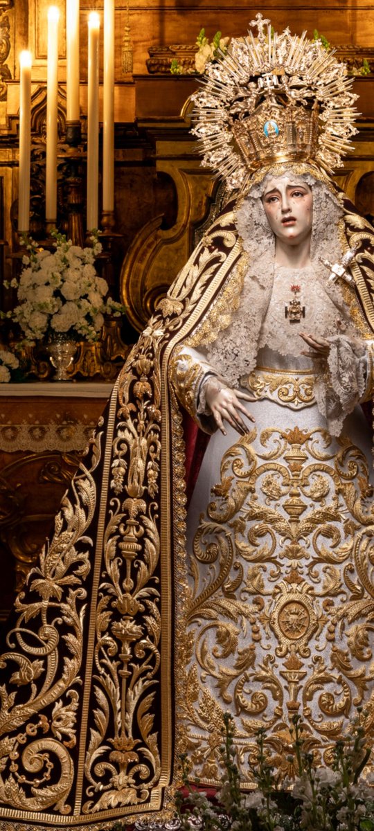 La Virgen de los Dolores de Santa Cruz estrenando manto y saya realizados por el taller "Santa Clara" sobre mi diseño, inspirado en los dibujos de su Paso obras de García Armenta. Con el candelieri en vertical entre galones, se pretende estilizar el conjunto de la Imagen.