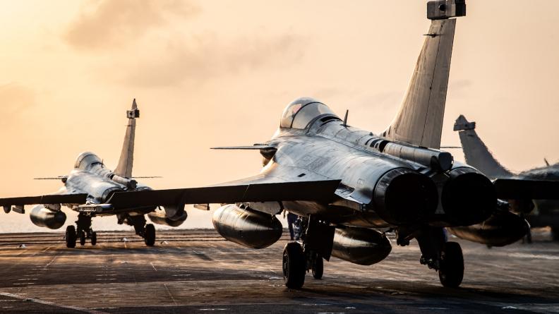 top_force's tweet image. ⚓️🇫🇷 #ChasseEmbarquée #AéronautiqueNavale #MECO Le Charles de Gaulle obtient sa qualification opérationnelle, après 10 jours de mer/15 exercices de sécurité #SECUREX/11 exercices de lutte anti-aérienne #ADEX/3 exercices de maîtrises des capacités opérationnelles #MACOPEX.