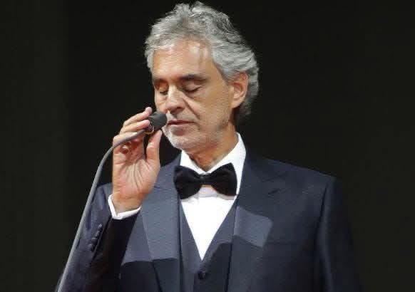 Laut italienischer Medien hat der weltberühmte Tenor Andrea Bocelli  eine starke Botschaft übermittelt, die einige der reichsten und einflussreichsten des Planeten verblüfft hat – und dann seine Worte mit Taten untermauert.

Bei einer luxuriösen Tag-Gala in Manhattan, umgeben von