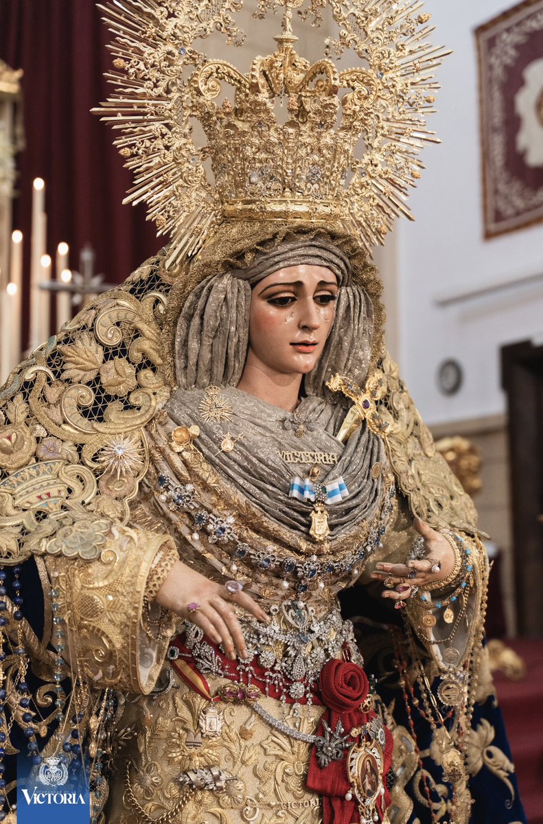 Cubre su rostro un antiguo brocado en oro. Sobre sus sienes la corona de la Coronación Canónica de Nuestra Señora del 2012. Ciñe su cintura el fajín del General D. Jose Luis Aramburu Topete, luciendo además una gran multitud de joyas y alhajas ofrenda de sus devotos.