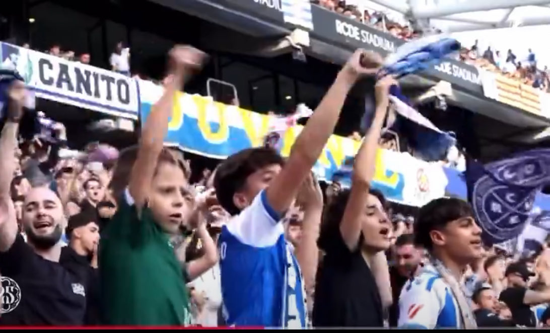 roberthernando's tweet photo. 📌Me ha salido un vídeo en instagram del #rcdstadium y, de repente, me ha dado un vuelco el corazón..:
📌He hecho una captura de pantalla y que me perdonen los padres si no hago bien, pero la similitud que he visto entre una foto tan icónica de Sarrià con los niños en las vallas con esta imagen me ha puesto literalmente la piel de gallina…
📌Que orgullo más grande es ser y sentirse espanyolita
@RCDEspanyol #rcde