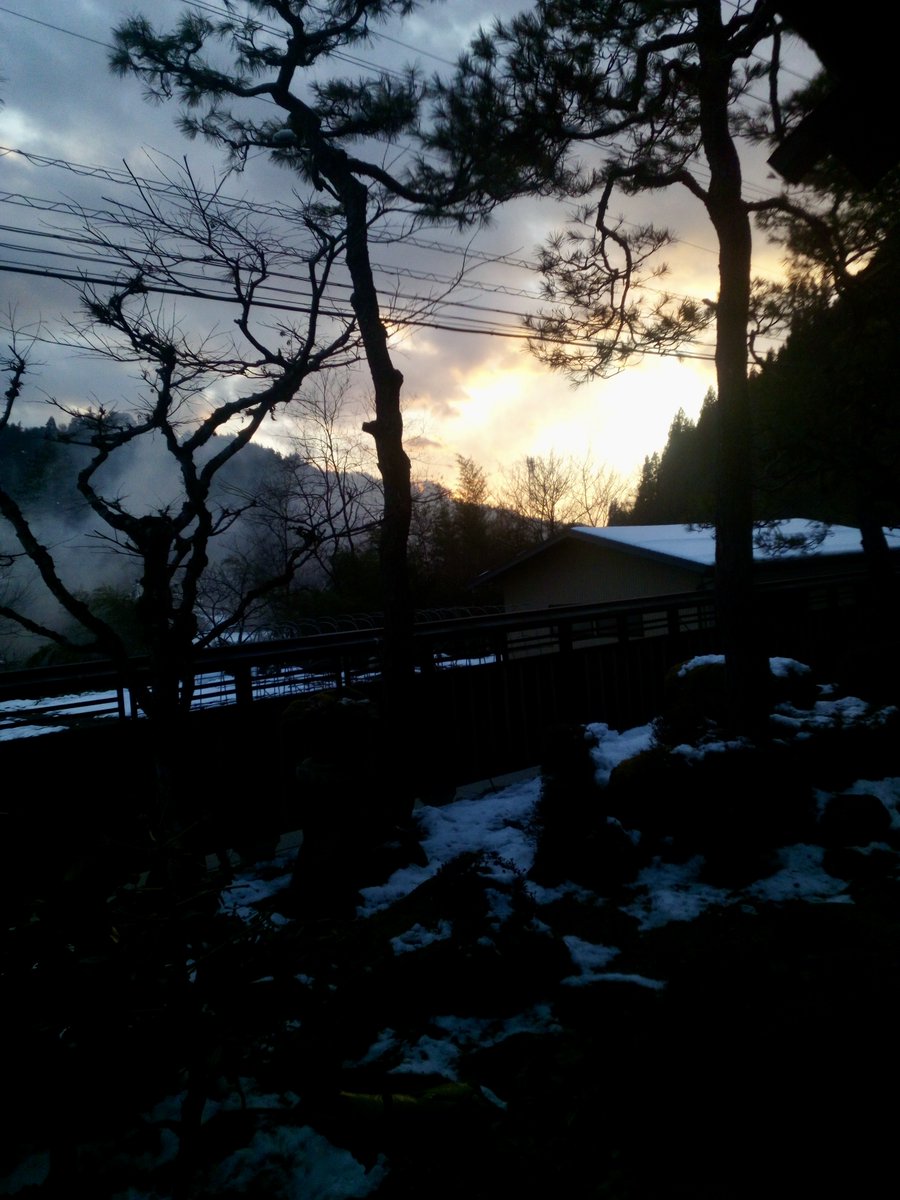 takuminoyakata_'s tweet image. 無事法要も終了😊売上ゼロの日が続いたのに、今日に限って　＃マイクロバス　や　＃自転車　＃インバウンド　のお客様が😢お立ち寄り頂いたのに、申し訳ない🙇‍♀️明日からは営業再開✨ただ16日、17日は今年行きたいと思い続けた所へ行く予定で、休館とさせて頂きます🙇‍♀️

＃飛騨高山　＃イマソラ　#雪景色