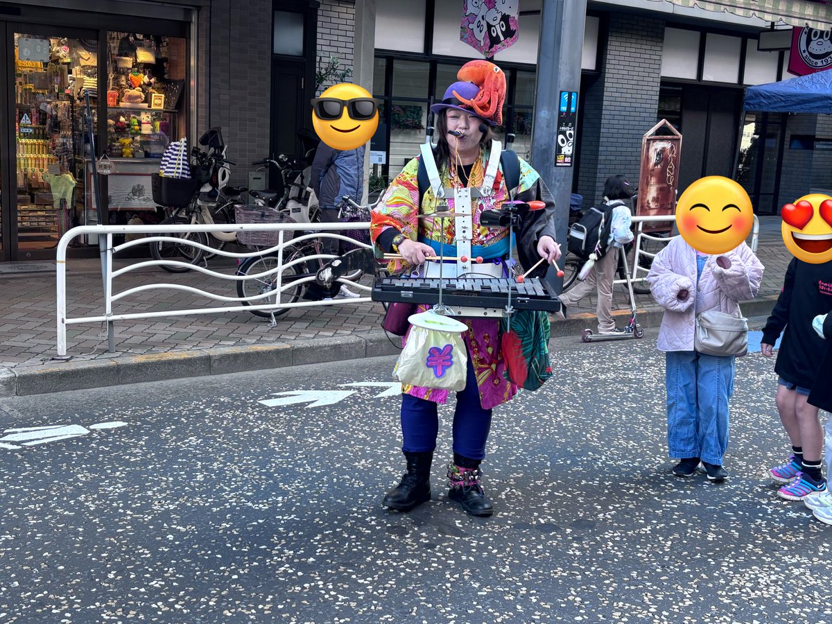 shochan_hobby's tweet photo. #冬ののら天うまいもん市　2025.12.07

#mutako（@harecoooo ）さん

おしるこ配布で並んでいたら、演奏しにきてくれました！
並んでいる少し退屈で寒い時間を、mutakoさんのクリスマスソング、勇気100%、昭和歌謡などで、あたためてくれました！
おしるこはより美味しくいただきました😋 https://t.co/uO5CTv9MAm