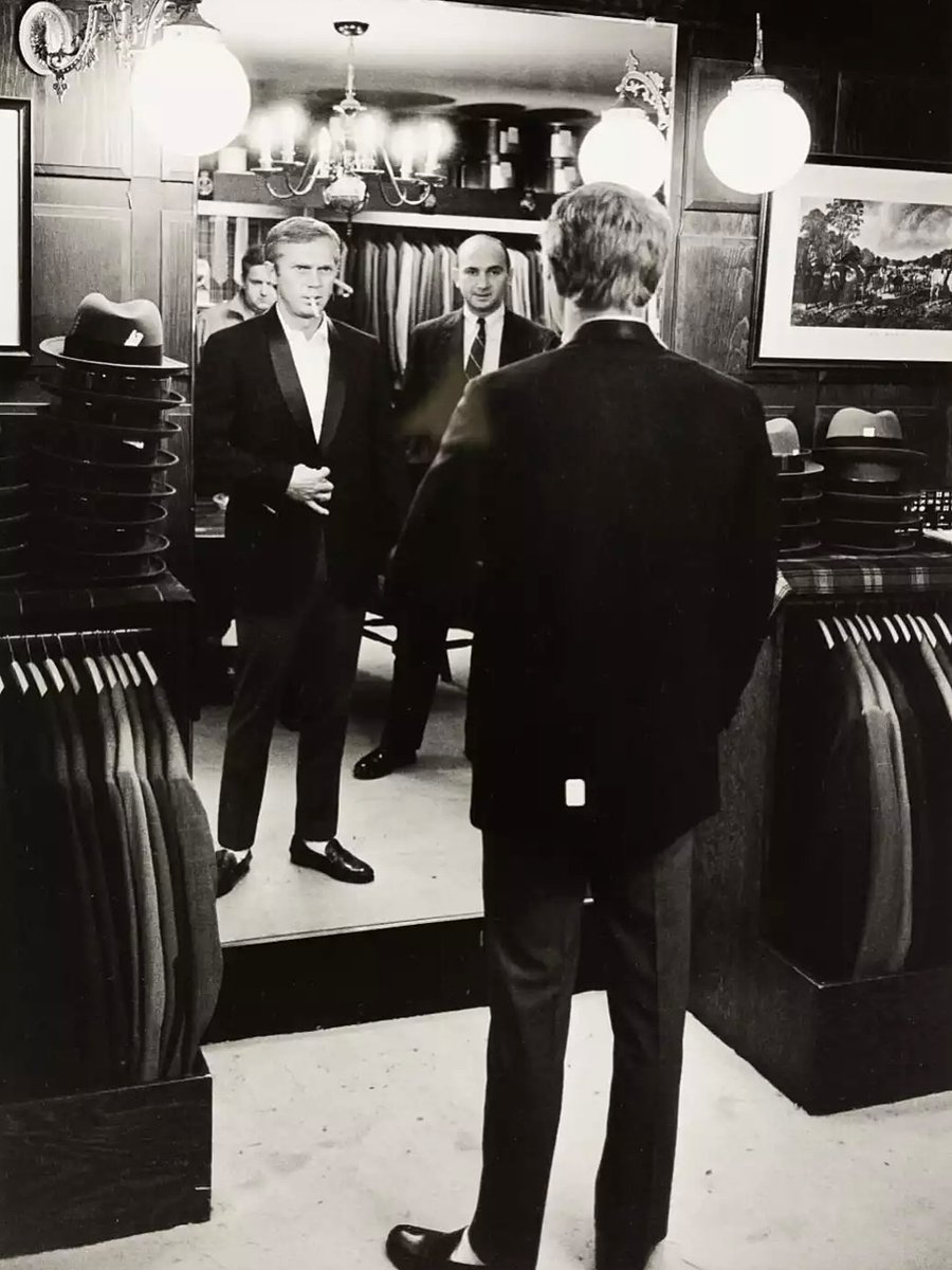 Rendez-nous les gens élégants. 
Le sur-mesure qui révèle un homme et le regard western qui vitrifie l'adversaire jusque dans le miroir.
McQueen ou... McQueen ?