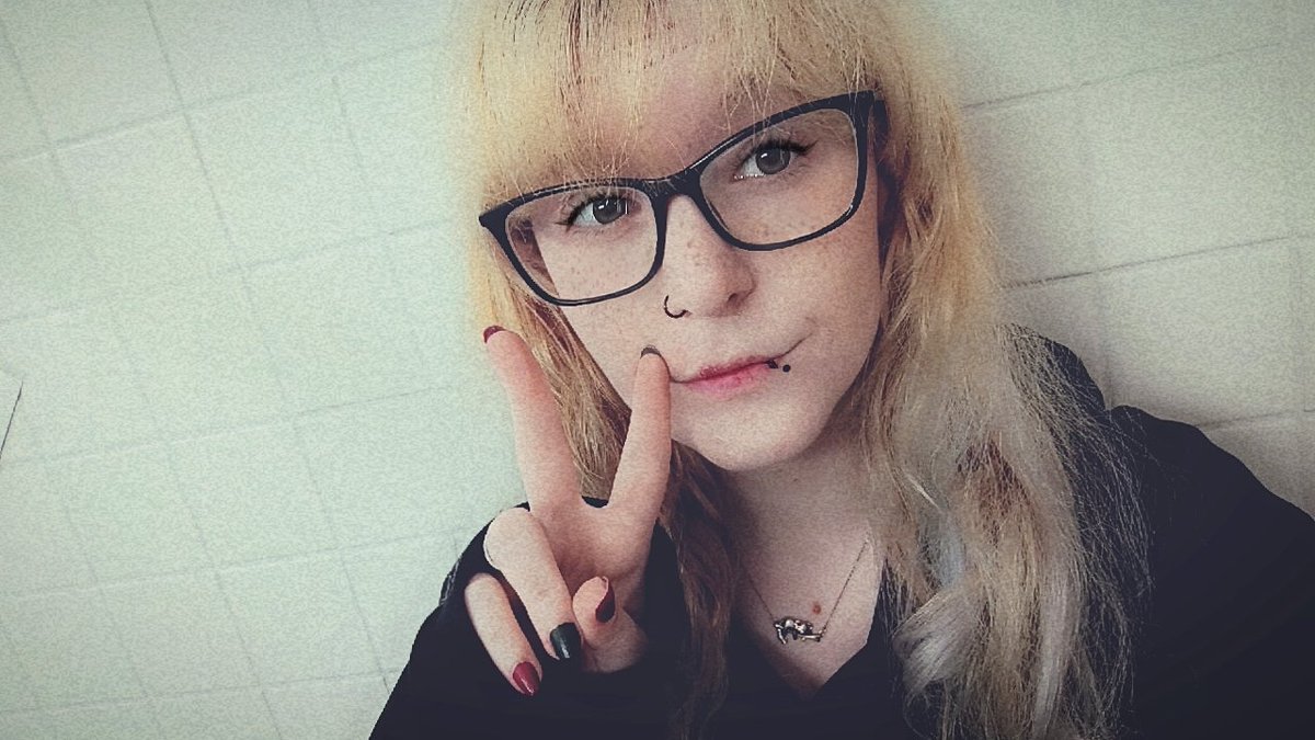 Guten Morgen Peeps 🥱🧡
Nacht war lang aber 1x im Jahr geht das gut &amp; vor allem war ja für Friendly Fire 11 🫶🏻✨ war wieder Sau toll &amp; jetzt heißt es wieder warten bis nächstes Jahr 🥹 sehen uns nacher wieder im Stream. 🧡 Hier noch ein Selfie bleh 🫰🏻