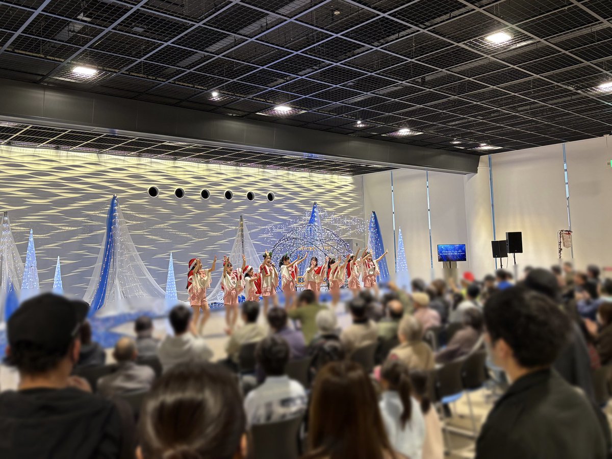 ／
#MROクリスマスマーケット in 金沢港クルーズターミナル
＼

#ジャンピン ライブをご覧いただいた皆さん、ありがとうございました🎀

綺麗なイルミネーションの中でライブをさせていただきました🌲

様々な雑貨やクラフト、ワークショップもあり1日大満喫🎅🏻
ご来場ありがとうございました！