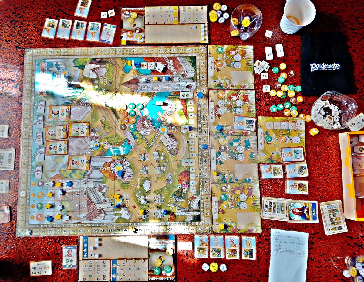 #ボードゲーム Pandemain オートマ入り3人プレイ。中世のパン屋となり、材料仕入れてパンを焼いて近隣の村々に販売しながら、信仰も高めていくワカプレ。景観美に癒されるアートワークめ、美味しいパンを焼いて販売するプレイ感も極上で、日本での入手は大変でしたが、購入して心底良かった神作！