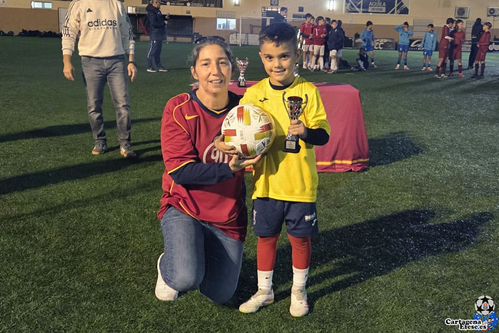 CartagenaEfese's tweet photo. TORNEO | Trofeos individuales categoría #prebenjamin del XXIII Torneo Navidad Efesé 👏👏
🏃‍♂️ Jugador mas regular: ADRIÁN DE HARO [@CartagenaEfese ]
⚽️ Max. Goleadores: MIGUEL [@EFTorrePacheco ]
🧤 Mejor Portero: DIEGO [@ffrm_es ]
🔗 https://t.co/kWqt6m1yv6
#NavidadEfesé https://t.co/zSlj8UQZdG