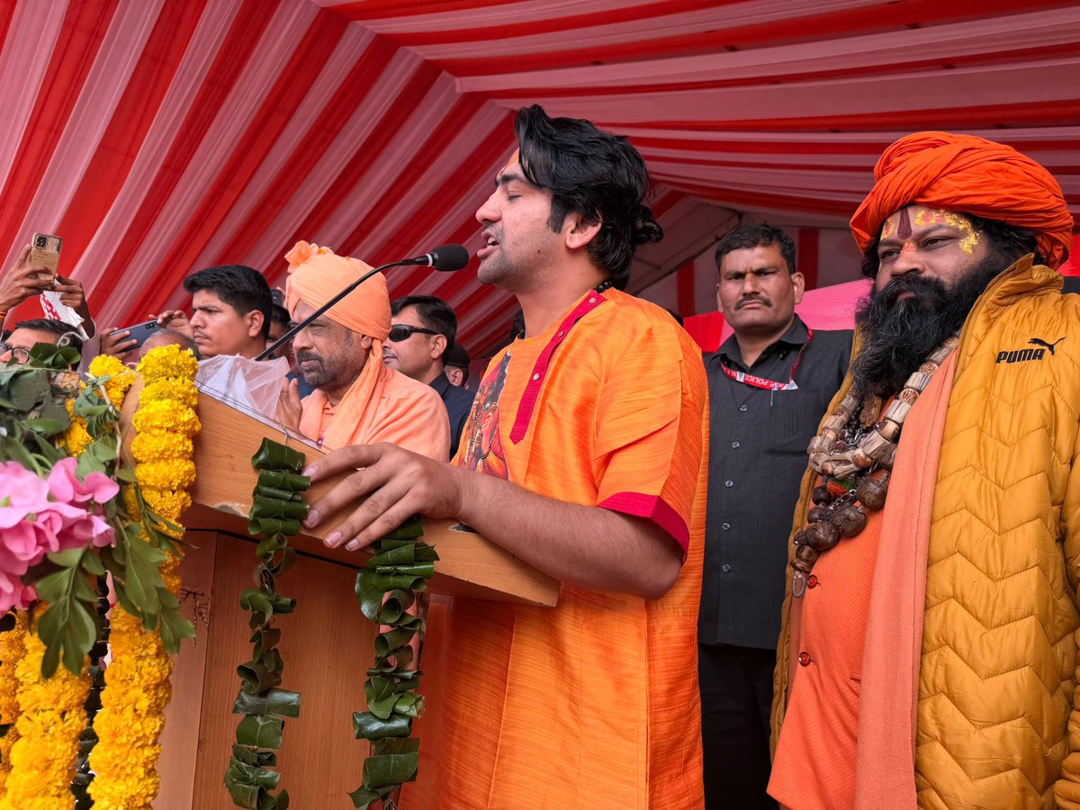 bageshwardham's tweet photo. पूज्य सरकार का कोलकाता में आह्वान “गजवा-ए-हिन्द” नहीं चाहिए हमे “भगवा-ए-हिन्द” चाहिए…पूज्य सरकार गीता पाठ में सम्मलित होने कोलकाता पहुँचे https://t.co/4nY4X6pmtF