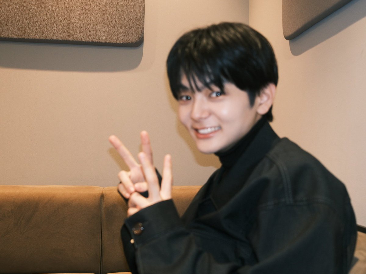 junsaito_14's tweet photo. 『齋藤潤カレンダー2026 お渡し会』in梅田 蔦屋書店

幸せな2日間となりました☺️
来てくださった皆様、ありがとうございました！

梅田蔦屋書店様の素敵な空間で沢山の方にお会いできたこと、
美味しいご飯を食べれたことの余韻がまだ残っていて、心がぽかぽかしています。

明日からお仕事や学校ある方も、そうでない方も、
健康第一で暖かくしてお過ごしください！

日曜日おやすみなさい💤

#お渡し会
