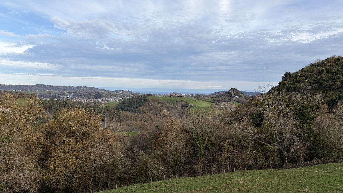 Desde la ermita de Azkorte en Urnieta, al fondo se ve Donostia ⁦<a href="/eguraldiaETB/">Eguraldia ETB2</a>⁩