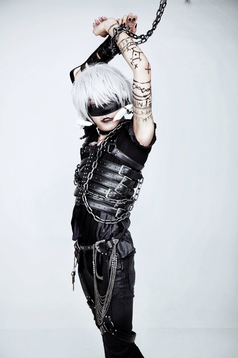 だれか、このベルト20本ぐらいでつくったテラ子安ボンテージ要る？？笑