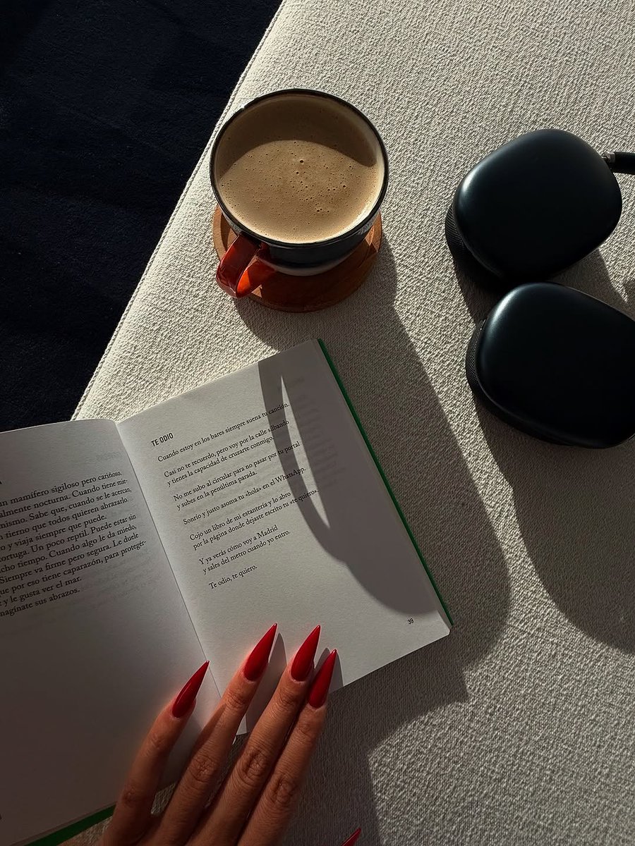 seforapop26's tweet photo. Dias favoritos ♥️🦋☕️📖 https://t.co/mta8w8ytY1