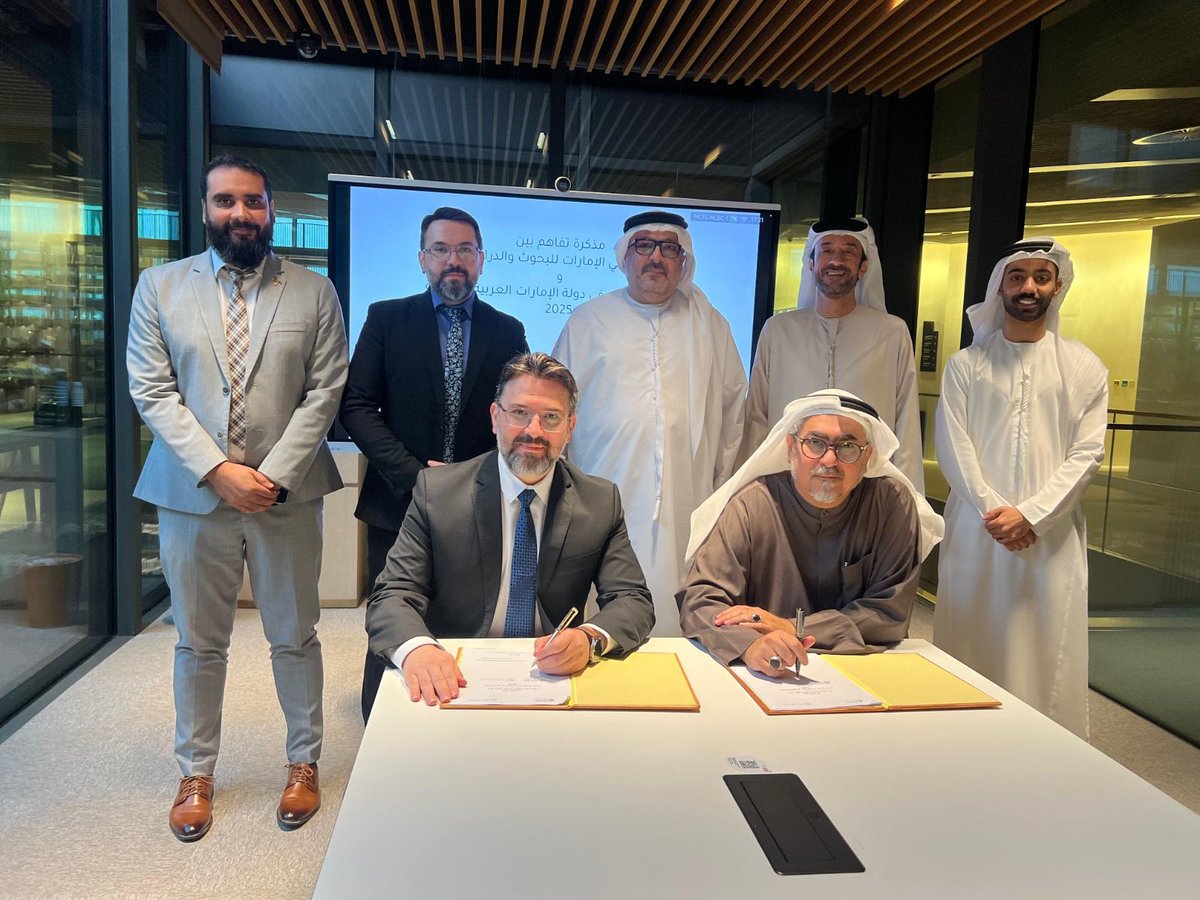 سعدتُ كنائب لرئيس جمعية الباحثين بالمشاركة في توقيع مذكرة تفاهم بين مركز باحثي الإمارات للبحوث والدراسات وجمعية الباحثين لتعزيز التعاون في البحث العلمي وبناء القدرات البحثية.
وستتركّز مساهمتي على دعم البحث العلمي التطبيقي الذي يمكن ترجمته مباشرةً إلى مشاريع عملية تسهم في مشاريع