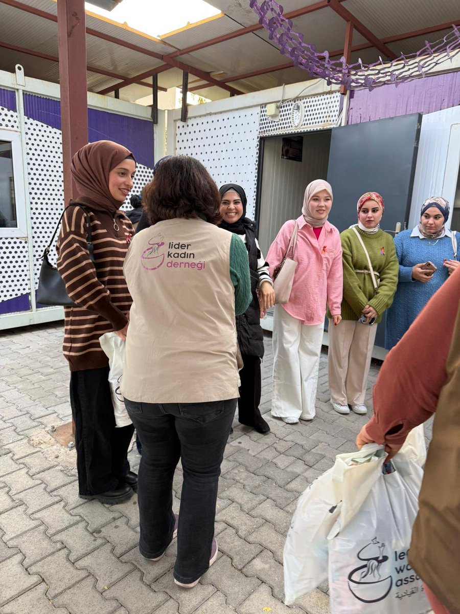 LiderKad's tweet photo. 16 günlük aktivizm kapsamında Kamer Vakfı ev sahipliğinde üniversite öğrencileri ile Seramik Atölyesi gerçekleştirildi. 

Dijital şiddet ve 25 kasım tarihçesini konuşuldu.

Ev sahipliği için KAMER Vakfına teşekkür ediyoruz.

@unwomenturkiye @leylaonuryanar @kamervakfi_adiyaman https://t.co/NH5FWQSfRJ