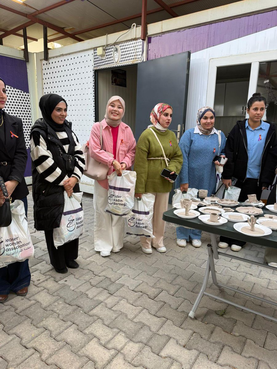 LiderKad's tweet photo. 16 günlük aktivizm kapsamında Kamer Vakfı ev sahipliğinde üniversite öğrencileri ile Seramik Atölyesi gerçekleştirildi. 

Dijital şiddet ve 25 kasım tarihçesini konuşuldu.

Ev sahipliği için KAMER Vakfına teşekkür ediyoruz.

@unwomenturkiye @leylaonuryanar @kamervakfi_adiyaman https://t.co/NH5FWQSfRJ