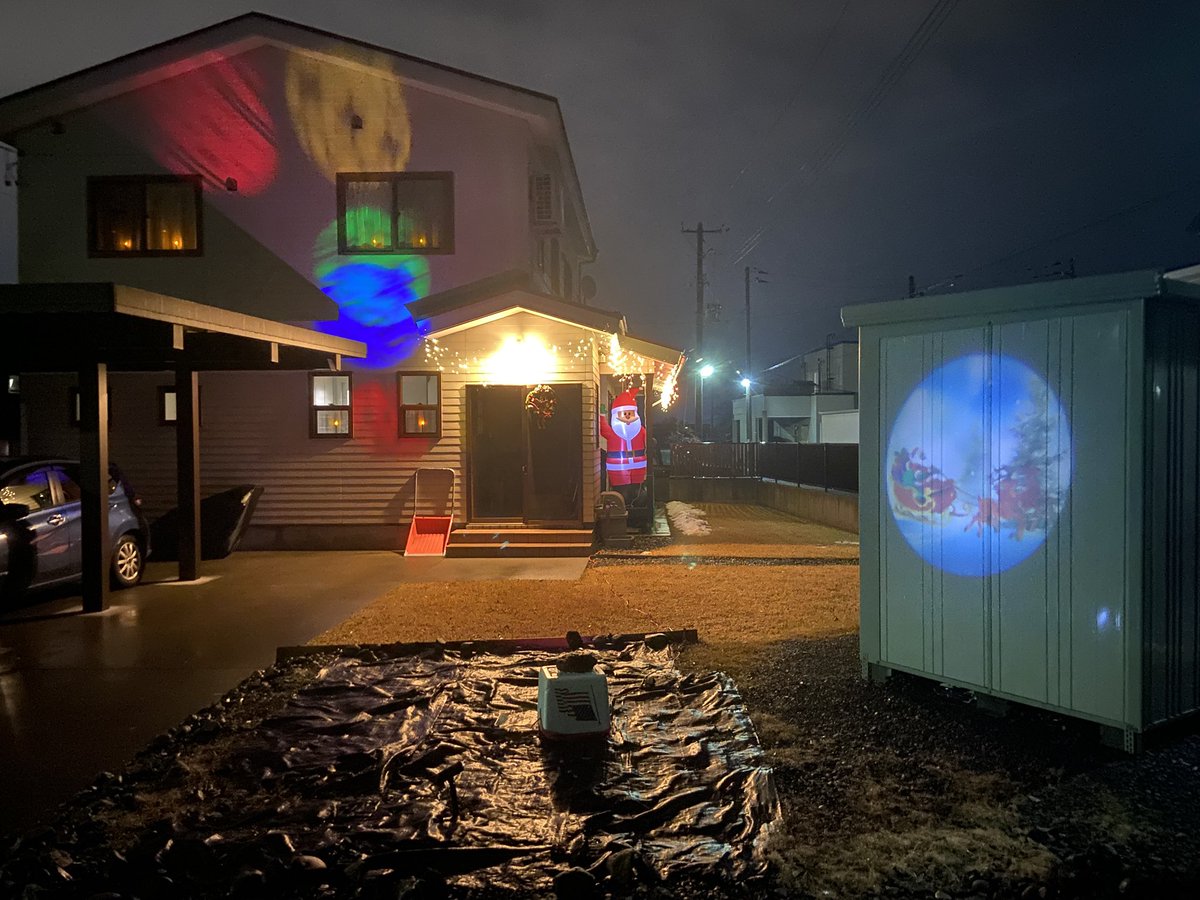 Christmas decorations are up around the outside of the house and in the windows. Maybe the tree will go@ip next weekend or the one after. Slowly getting into the holiday spirit!!😂⛄️ 🎅