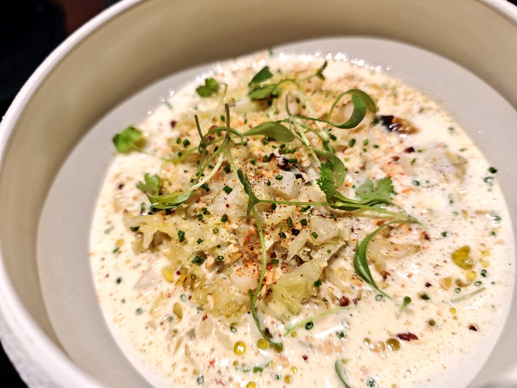 socdevida's tweet image. Restaurant Si no fos, Girona. Espai desenfadat, música forta i taules juntes. El menjar, bo, però bastant pujat de preu. Plats petits. L’arròs, massa greixós. Fan carns madurades a preu d’or (no en vam demanar). El preu, l’ambient i el menjar no em van quadrar. És per expats?