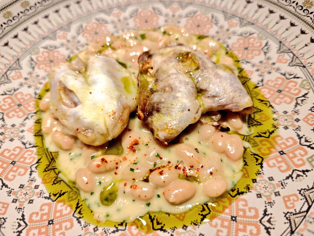 socdevida's tweet image. Restaurant Si no fos, Girona. Espai desenfadat, música forta i taules juntes. El menjar, bo, però bastant pujat de preu. Plats petits. L’arròs, massa greixós. Fan carns madurades a preu d’or (no en vam demanar). El preu, l’ambient i el menjar no em van quadrar. És per expats?