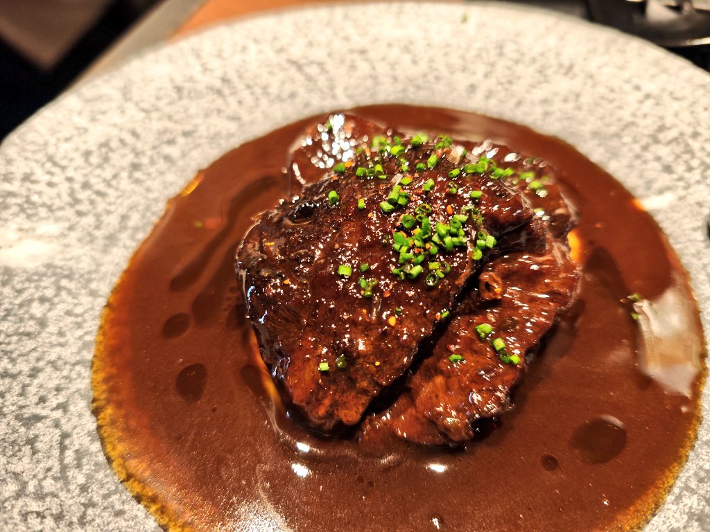 socdevida's tweet image. Restaurant Si no fos, Girona. Espai desenfadat, música forta i taules juntes. El menjar, bo, però bastant pujat de preu. Plats petits. L’arròs, massa greixós. Fan carns madurades a preu d’or (no en vam demanar). El preu, l’ambient i el menjar no em van quadrar. És per expats?