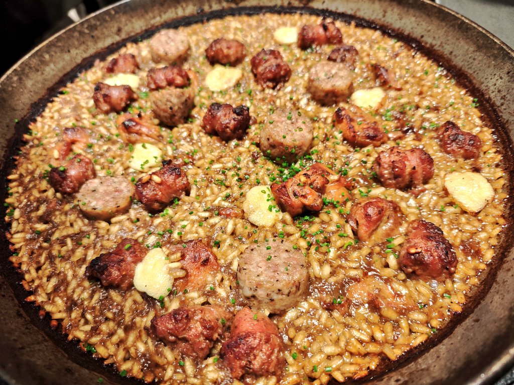 socdevida's tweet image. Restaurant Si no fos, Girona. Espai desenfadat, música forta i taules juntes. El menjar, bo, però bastant pujat de preu. Plats petits. L’arròs, massa greixós. Fan carns madurades a preu d’or (no en vam demanar). El preu, l’ambient i el menjar no em van quadrar. És per expats?