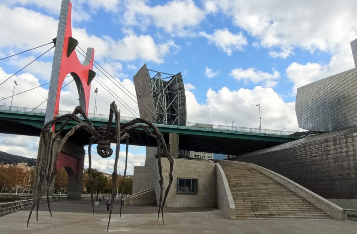 El Museo Guggenheim es el símbolo de la transformación de una ciudad 🏗️

🏭La estructura de titanio refleja ese carácter fuerte y resistente tan propio de Bilbao, una ciudad marcada por la ría, el acero y su pasado industrial…

🔗 ow.ly/ZWJB50XB7P7