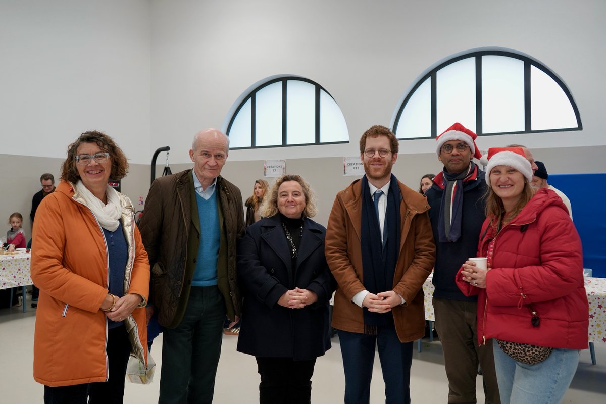 squeinnec's tweet photo. Merci à l'APEL de Sainte-Elisabeth, aux professeurs et à nos élèves pour ce joyeux marché de Noël qui a séduit les parents, le ministre @Amiel_David_ , la députée @CatherineIbled et le maire @Philippe_Goujon, nos fidèles visiteurs ! #Paris15 https://t.co/bTxS6KaWC8