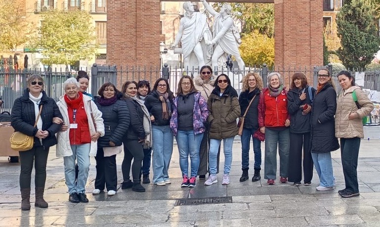 ¡Inspiración en la Historia! 🦋
El Grupo de Empoderamiento de Mujeres ha viajado a Madrid para una emocionante excursión y una visita guiada especial: "Mujeres Esenciales".