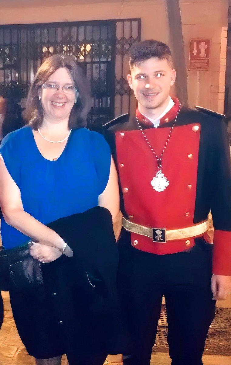 Con profundo dolor lamentamos la pérdida de la madre de nuestro compañero Christopher.

Desde hoy lleva las baquetas contigo y te acompaña en cada compás, querido amigo.

Descansa en Paz, Karen.