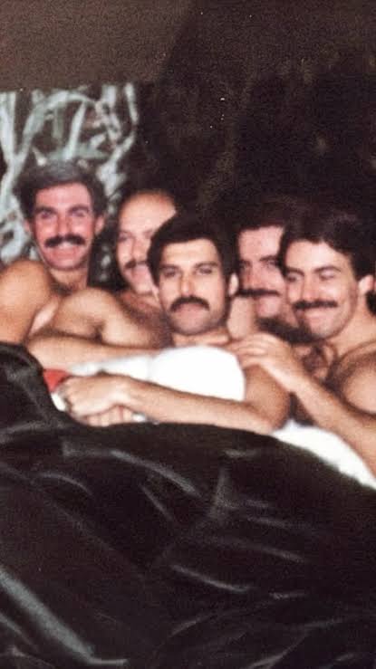 MiskinTV_'s tweet photo. Freddie Mercury, selain piawai dalam bernyanyi dan menciptakan lagu, ia juga dikenal sebagai sosok yang hangat dan dekat dengan banyak teman lelakinya.

Foto/unggahan  ini tidak punya kaitan dengan foto/unggahan manapun. 🙏 https://t.co/Pps4oXbgcN