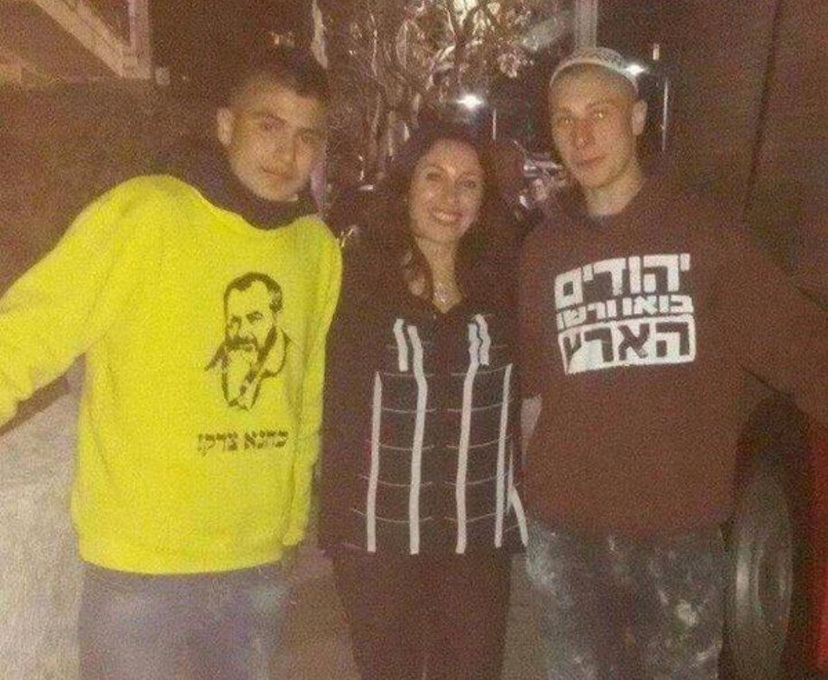 יש במדינת ישראל שרים שהסתחבקו עם אוהדים שלובשים חולצות של ארגון טרור ושפיזזו עם חלקם לצלילי "שישרף לכם הכפר" ביציע.
למשטרת ישראל ולעבריין הכהניסט שמנהל אותה אין בעיה עם הכיתוב שעל החולצה אלא עם הצבע של החולצה.
אוהדי הפועל הם רק ההתחלה.
בקרוב "ביקורת אופנתית" בכניסה להפגנות.