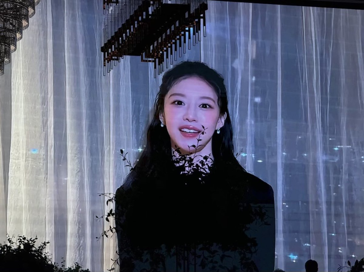 Go Younjung sends a congratulatory message for Hwang Minhyun’s older sister’s wedding.