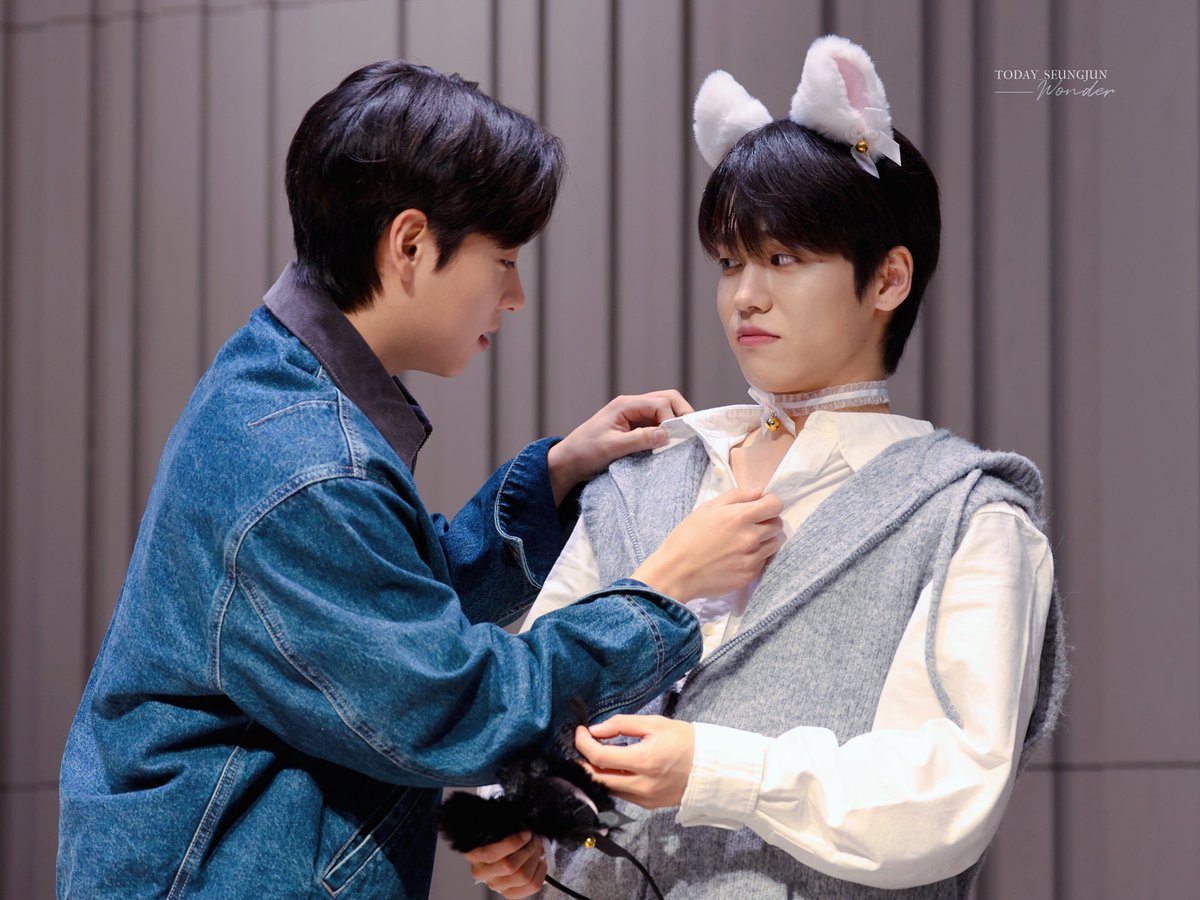 WONDER_950113's tweet image. 251207 에버라인 #유토 #이션 #온앤오프

서로 초크 채워주기🐹🐿️
도리도리 귀여워🫠