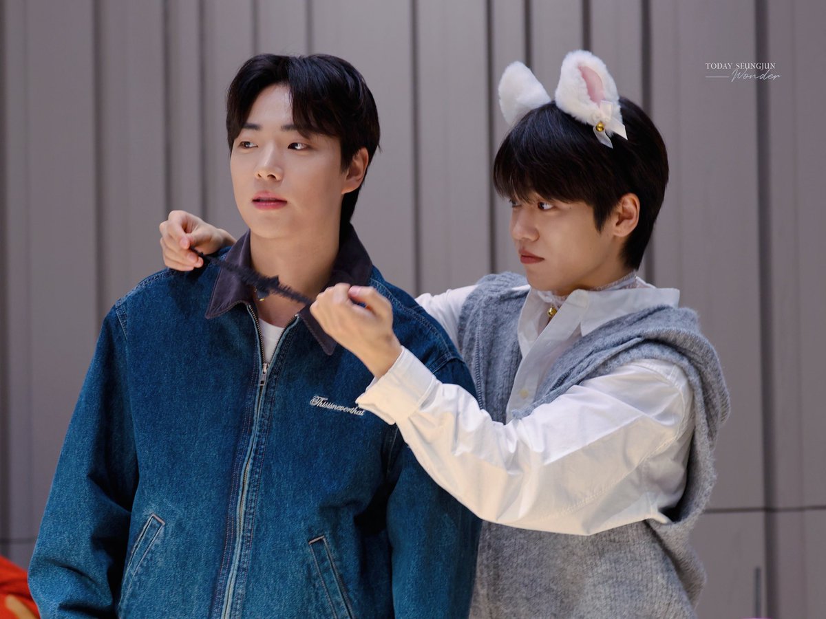 WONDER_950113's tweet image. 251207 에버라인 #유토 #이션 #온앤오프

서로 초크 채워주기🐹🐿️
도리도리 귀여워🫠