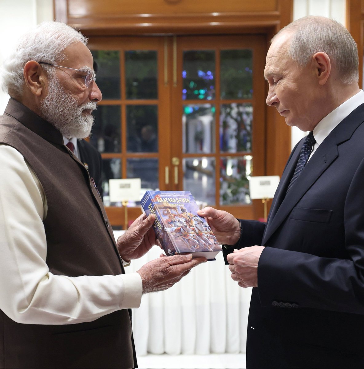 Geetashloks's tweet photo. Last time he gave Bhagwat Geeta to benjamin Netanyahu of Israel  👀 https://t.co/JNXaFimvd1