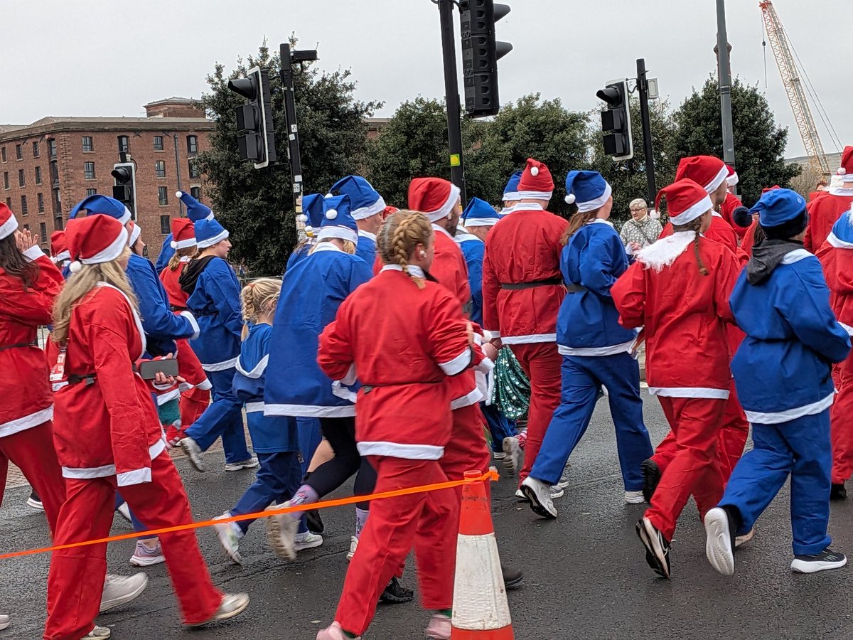 silviaindump's tweet photo. Santa Daaaaaaaaaaaaaaash
Voi ce li avete i babbi natale blu perché sono dell'everton e non si vestono in red mancomorti???
#santaDash #Liverpool #goToffees https://t.co/j87TVncT6C