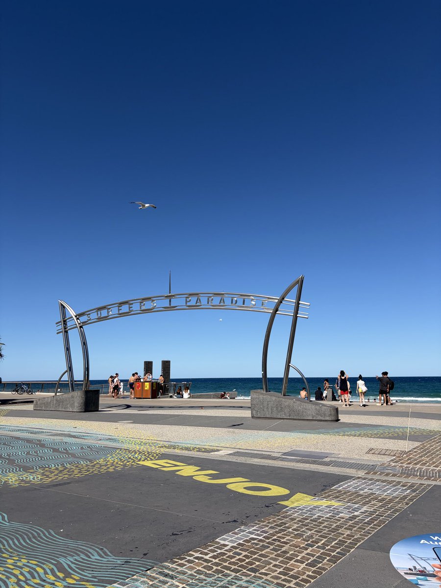 aporo_45's tweet photo. ゴールドコースト
夏の海で波が綺麗
ブラックぺアンロケ地
ホテルの部屋からバンジーしてる人がみれたりで海外って感じ https://t.co/KKdoT2zyf4