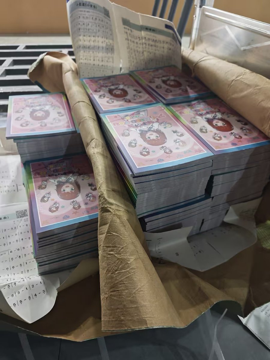 Moiw25callguide's tweet photo. お久しぶりです！主催者の方長です。

コールガイドの印刷が完了しました！
今は、広州、武漢、西安、南昌、重慶、福州、厦門、成都、長沙を含む中国9都市に開催する非公式配信鑑賞会、そして日本の現地付近で配布予定しています。

みんなさんどうぞお楽しみに！ https://t.co/S2RZzO0pOB