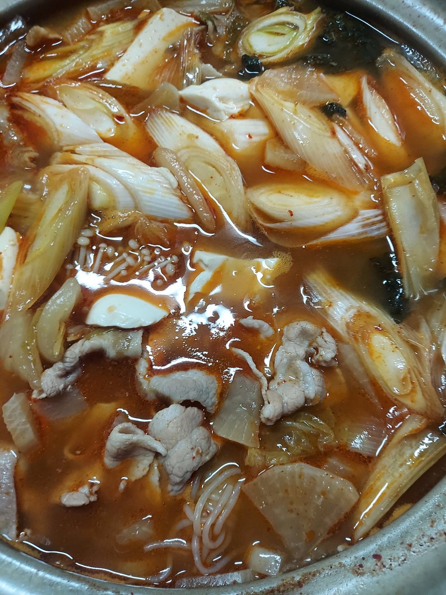 yfe27420's tweet photo. 皆様お疲れ様です。
今夜はジゲ鍋です。
土鍋で作りました。
僕と皆様の明日から始まる新しい一週間が良き日々で有ります事を祈って乾杯🍻頑張って行きましょうね。 https://t.co/BlbXR3wVbO