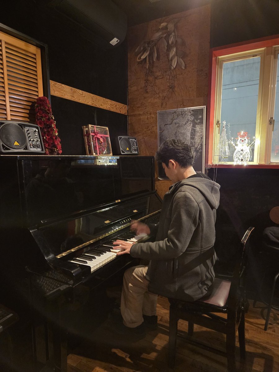 本日コクリコット(本店)で、中嶋錠二くんpianoとデュオです。20:00よりスタート！どうぞよろしくお願いします♪来るなり弾き始める錠二くん😊