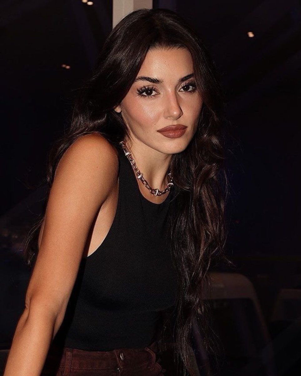 Hande, your beauty dazzles me. It's impossible not to be amazed by you. You possess flawless charm. You look stunning. 2025 was your year. You concluded the year with two films and a TV series. I admire your determination. #HandeErçel