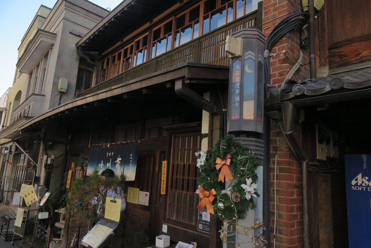 bec_yn's tweet image. 大正浪漫通りをウロウロして本川越駅へ向かいます。
ちょっと新し目の建物が並んでいて、
美味しそうなものもたくさんあって
楽しい！
お土産買って帰ります。
 #埼玉県 #川越市 #小江戸 #大正浪漫通り #街歩き