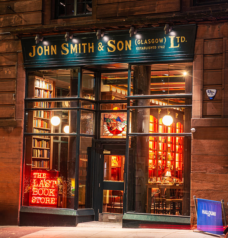 KBYMScotland's tweet image. 🇬🇧では逆で、独立系の書店数は長らく減少傾向にあったが2016年に反転し今は増加中。最大手チェーンのWaterstonesも店舗数を増やしている。世論調査によると本の購入は46%がオンラインで36%が書店と答えたが、若い世代（18-24歳）ほど書店を好む傾向にある（42%）。

書店が盛り返している要因は、
→