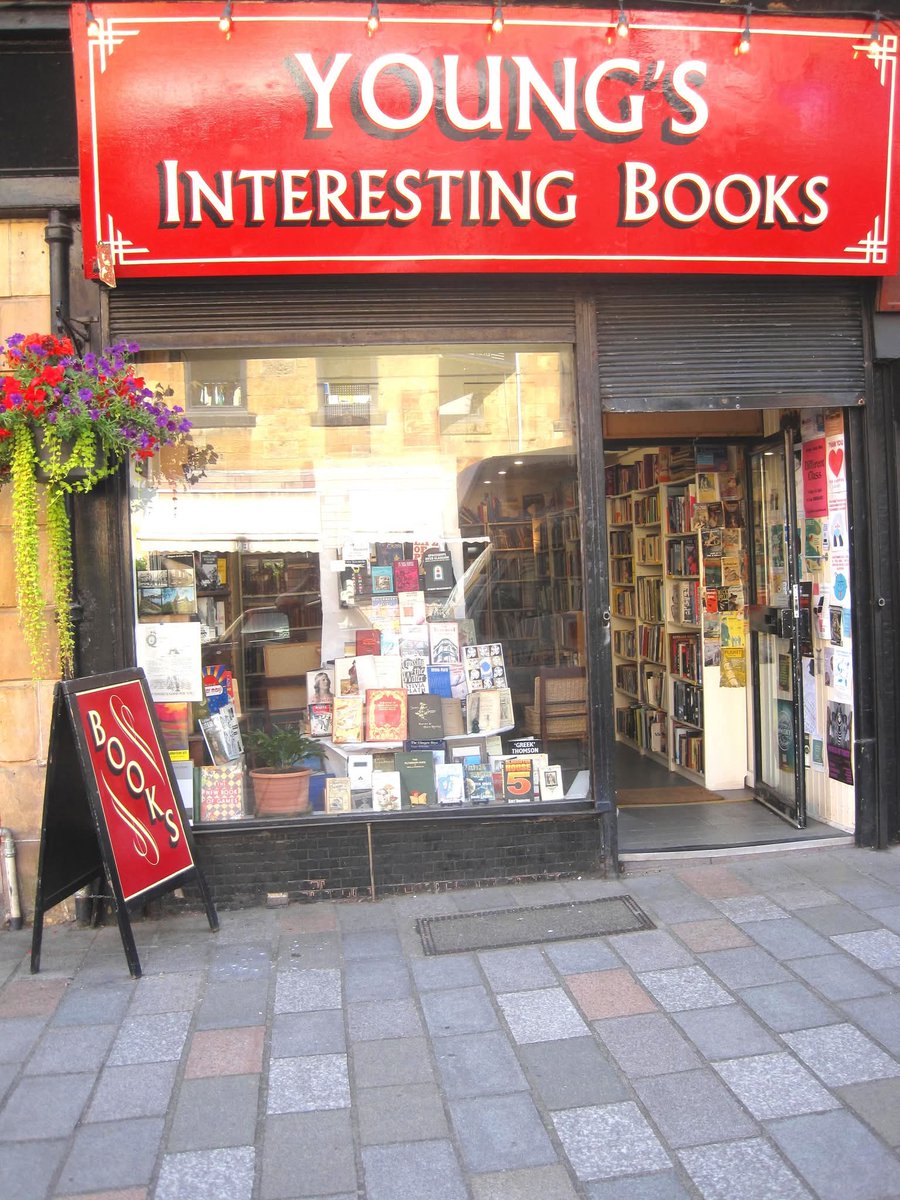 KBYMScotland's tweet image. 🇬🇧では逆で、独立系の書店数は長らく減少傾向にあったが2016年に反転し今は増加中。最大手チェーンのWaterstonesも店舗数を増やしている。世論調査によると本の購入は46%がオンラインで36%が書店と答えたが、若い世代（18-24歳）ほど書店を好む傾向にある（42%）。

書店が盛り返している要因は、
→