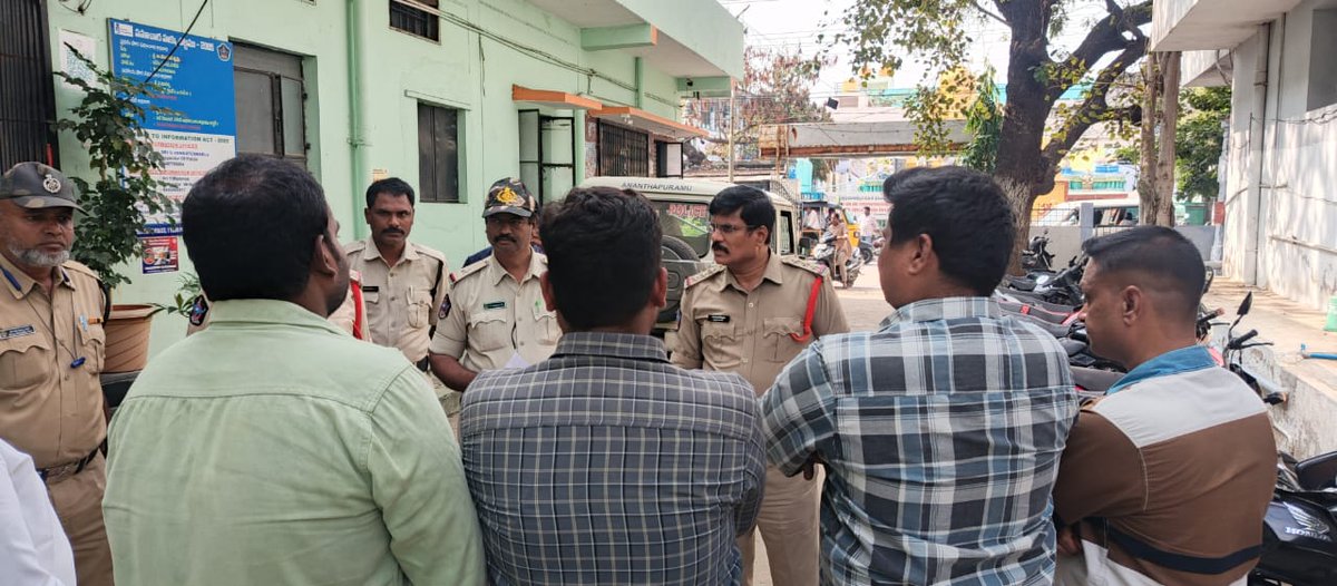 AnantapurPolice's tweet photo. జిల్లా ఎస్పీ శ్రీ పి.జగదీష్ IPS గారి ఆదేశాల మేరకు జిల్లా వ్యాప్తంగా రౌడీషీటర్లకు కౌన్సెలింగ్
* సమాజంలో శాంతి–భద్రత కోసం సక్రమ ప్రవర్తన ఎంత ముఖ్యమో అవగాహన కల్పించిన ఆయా పోలీసులు.
@AnantapurPolice
#IPS
#CounselingProgram
#RowdySheetersCounseling
#PoliceInitiative
#LawAndOrder https://t.co/QJ947eRDsF