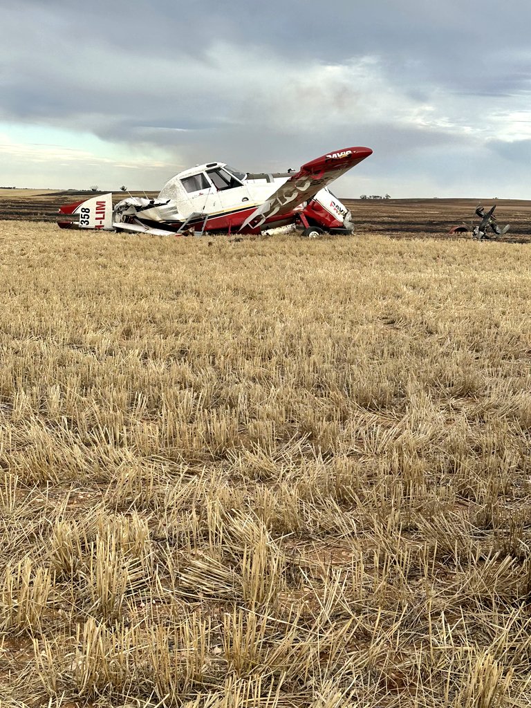 ivancp25's tweet photo. #AccidenteAéreo de un #AirTractor #AT802 (VH-LIM) de #PaysAirService al despegar en el Aeródromo de #Linga, #Victoria, #Australia 🇦🇺. Callsign #Bomber358. El piloto resultó herido. Pudo abandonar el avión a salvo. Se dirigía al incendio forestal 🔥 💧 de #Patchewollock. 04-12-25 https://t.co/B5ro8CJQPz