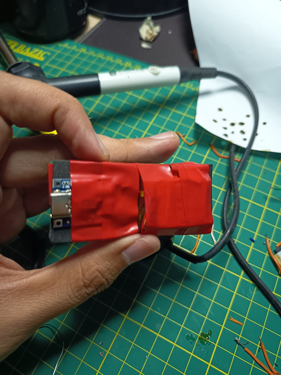 maystya's tweet photo. spent the weekend building a bluetooth 3-button keyboard with an esp32. Capek jg nyolder https://t.co/WvjjEwzJJw