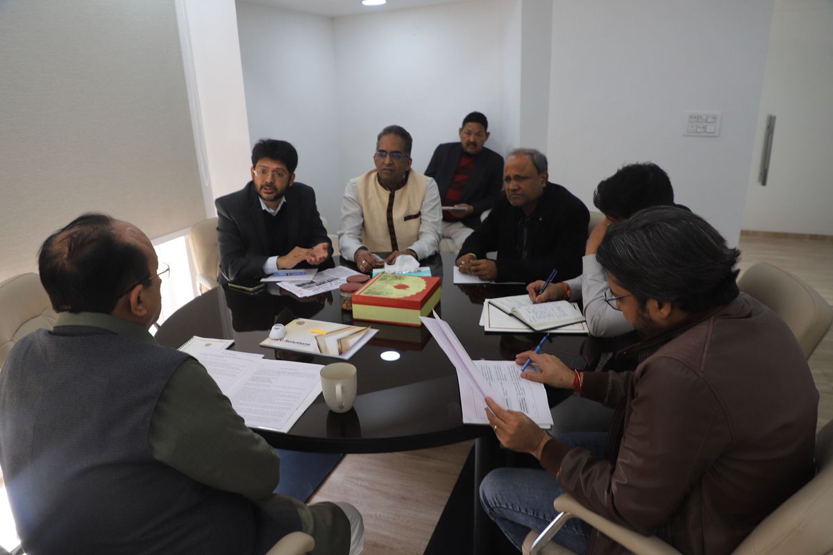 आज DUSIB अधिकारियों के साथ हुई समीक्षा बैठक में विंटर एक्शन प्लान के तहत नाइट शेल्टर्स और कैंप्स की व्यवस्थाओं का विस्तृत जायज़ा लिया गया। दिल्ली सरकार प्रतिबद्ध है कि कड़ाके की ठंड में कोई भी नागरिक खुले में रात बिताने को मजबूर न हो, हर ज़रूरतमंद तक भोजन, गरम कंबल और सुरक्षित