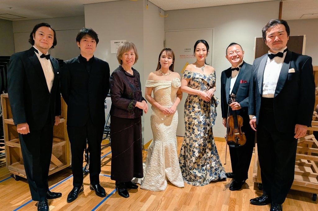 『メサイア』を約2時間20分演奏した後に、舞台裏で記念撮影！
左から、テノールの吉田連さん、指揮の水戸博之さん、合唱指導の高岡美千代さん、ソプラノの七澤結さん、アルトの林眞暎さん、コンサートマスターの山本友重、バリトンの又吉秀樹さん。