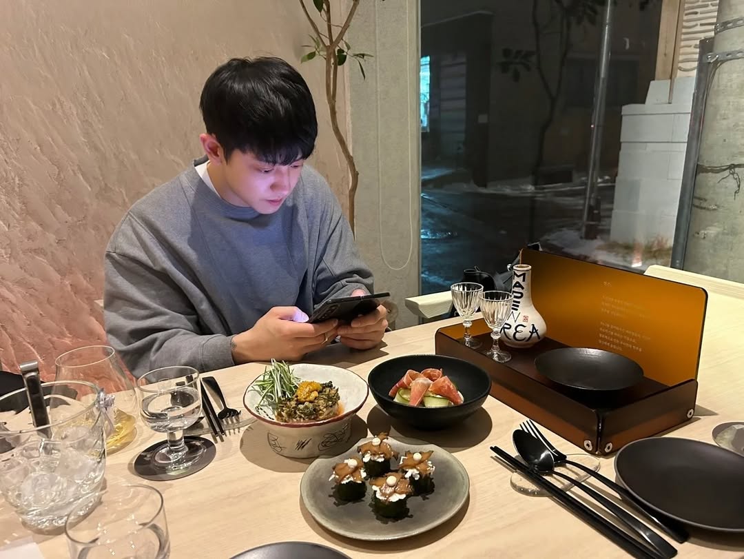 xxoxyeol's tweet image. Makan diluar ya biar happy